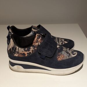 Chic Women's Espadrilles in Navy and Multicolor